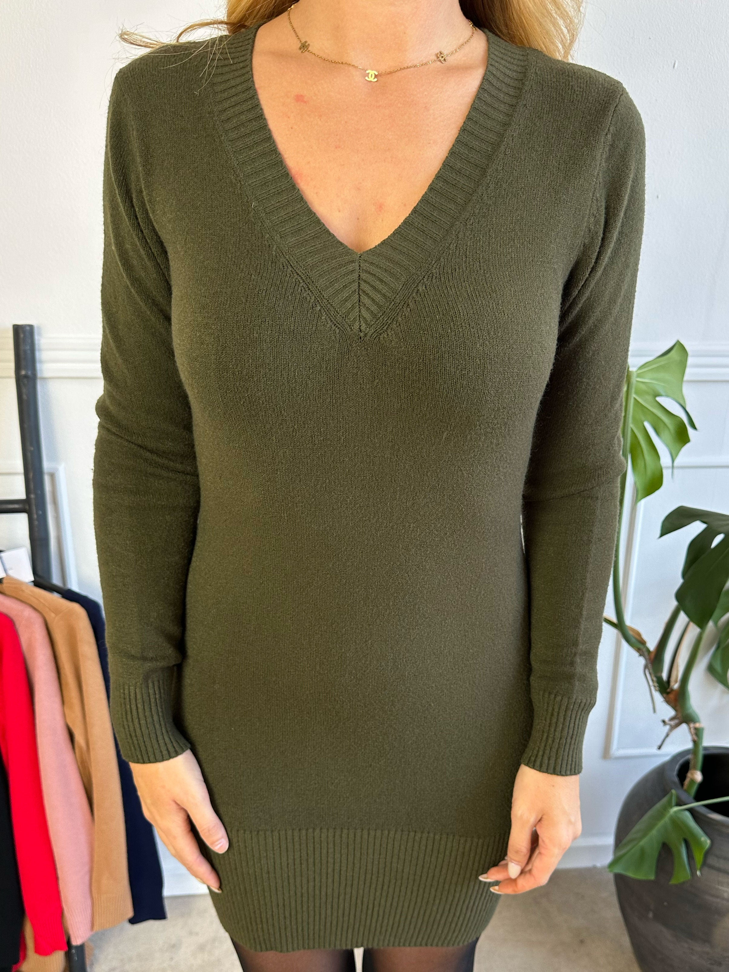 Savina - Simpel strikkjole med v-udskæring